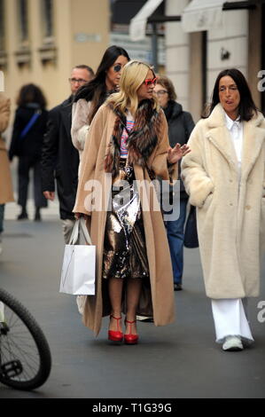 Elda Alvigini passeggiate per le strade del centro cittadino con un amico dopo aver frequentato una sfilata di moda con: Elda Alvigini Dove: Milano, Italia Quando: 23 Feb 2019 Credit: IPA/WENN.com * * disponibile solo per la pubblicazione in UK, USA, Germania, Austria, Svizzera** Foto Stock