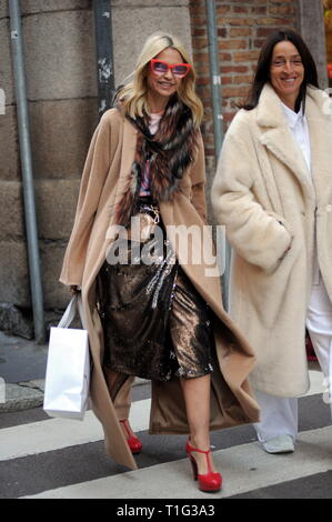 Elda Alvigini passeggiate per le strade del centro cittadino con un amico dopo aver frequentato una sfilata di moda con: Elda Alvigini Dove: Milano, Italia Quando: 23 Feb 2019 Credit: IPA/WENN.com * * disponibile solo per la pubblicazione in UK, USA, Germania, Austria, Svizzera** Foto Stock