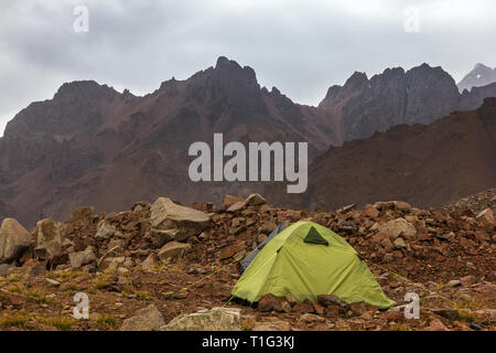 Turismo tenda verde in alta montagna. Climbing camp. Le montagne del Tien Shan. Il Kazakistan. Asia centrale Foto Stock