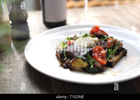 Bistecca di manzo con burro alle erbe e verdure grigliate Foto Stock