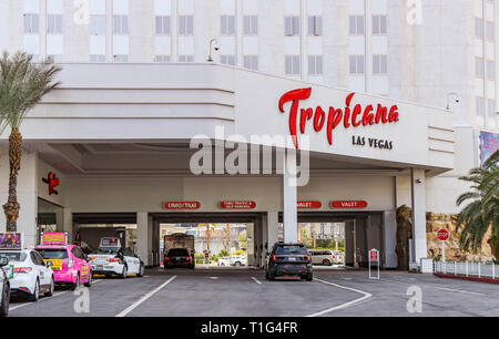 LAS VEGAS, NEVADA, STATI UNITI D'AMERICA - Febbraio 2019: l'ingresso al Tropicana Hotel in Las Vegas. Foto Stock