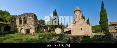 Foto e immagini di (sinistra) le rovine del refettorio della Accademia di Ikalto e a destra la Chiesa della Trasfigurazione del monastero di Ikalto era Foto Stock