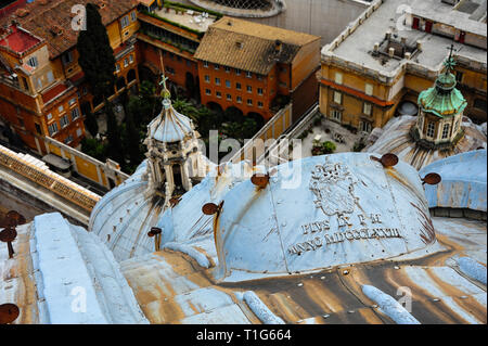 Tetto vista dalla Basilica di San Pietro cupola con targa commemorativa dedicata a Papa IX, datata 1873. . La messa a fuoco in primo piano. Foto Stock