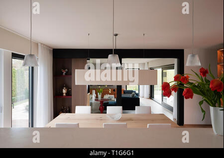 Sala da pranzo moderna con il bianco le luci pendenti Foto Stock
