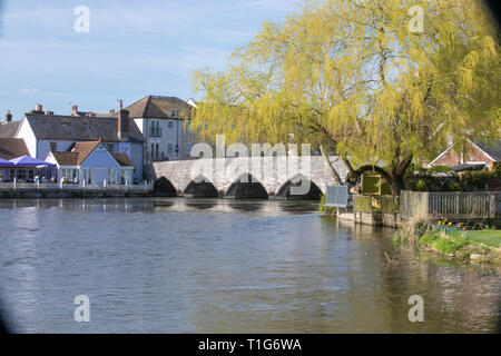 Ponte a Fordingbridge, Hampshire in primavera Foto Stock