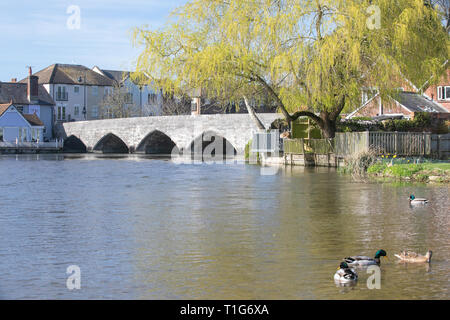 Ponte a Fordingbridge, Hampshire in primavera Foto Stock