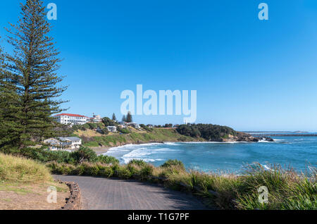 La spiaggia principale guardando verso Yamba faro, Yamba, Nuovo Galles del Sud, Australia Foto Stock