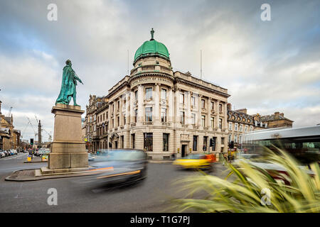 George Street di Edimburgo guardando oltre alla Royal Society of Edinburgh edificio in un pomeriggio soleggiato Foto Stock