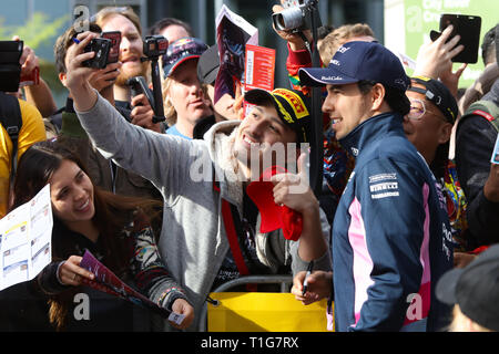 MELBOURNE, Australia - 13 Marzo: Sergio Perez del punto Racing Force India F1 Team saluta i fan all'2019 stagione di F1 lancio Foto Stock