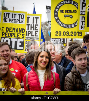 Migliaia di manifestanti marzo su Westminster per chiedere un secondo referendum sulla decisione del Regno Unito di abbandonare l'Unione europea Foto Stock