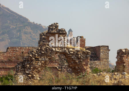 Resti di antiche costruzioni di Jaipur Foto Stock