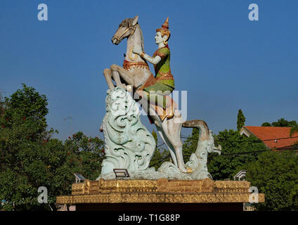 Il principe sul flying White Horse. Il principe rovesciò Ta Dumbong. La statua si trova nel Parco Mohatep, Battambang, Cambogia. 06-12-2018 Foto Stock