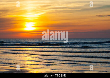 Golden tramonto su una spiaggia del mare del Nord Foto Stock