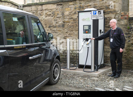 Taxi elettrico stazione di carica, il centro di Edimburgo. Foto Stock