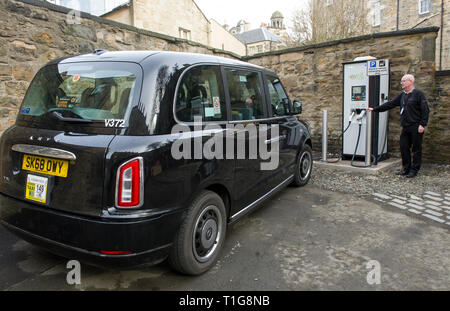 Taxi elettrico stazione di carica, il centro di Edimburgo. Foto Stock