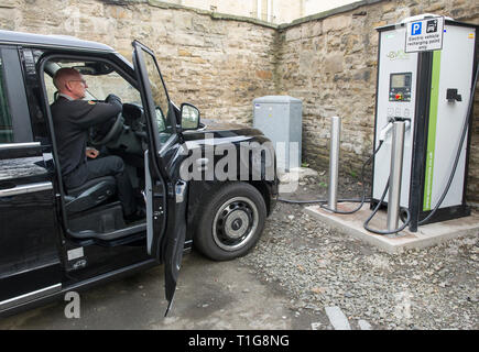 Taxi elettrico stazione di carica, il centro di Edimburgo. Foto Stock