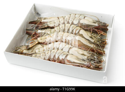 Scampi giganti in confezione al dettaglio, isolato su bianco con ombra liscia Foto Stock