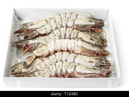 Scampi giganti in confezione al dettaglio, isolato su sfondo bianco Foto Stock