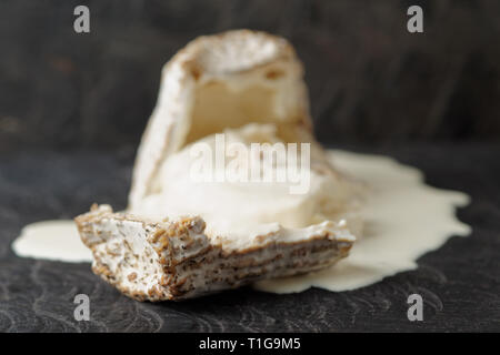 Formaggio di capra con crosta di stampo e il liquido interno Foto Stock