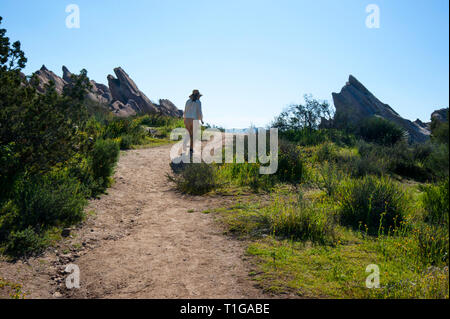 Il visitatore a Vasquez rocce vicino a Agua Dulce nella Antelope Valley in California del Sud, STATI UNITI D'AMERICA Foto Stock