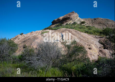 Il visitatore a Vasquez rocce vicino a Agua Dulce nella Antelope Valley in California del Sud, STATI UNITI D'AMERICA Foto Stock