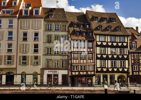 Storico filone di case a Strasburgo, Alsazia, Francia Foto Stock