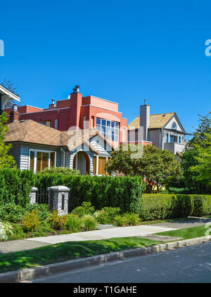 Case residenziali su una strada sulla giornata di sole a Vancouver in Canada. Foto Stock