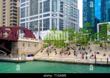 Chicago River con il fiume a piedi e che circondano il centro di architettura in estate, Chicago, Illinois. Foto Stock