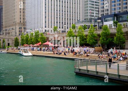 Chicago River con il fiume a piedi e che circondano il centro di architettura in estate, Chicago, Illinois. Foto Stock