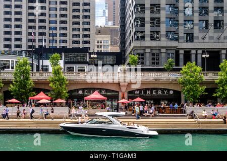 Chicago River con il fiume a piedi e che circondano il centro di architettura in estate, Chicago, Illinois. Foto Stock