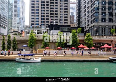 Chicago River con il fiume a piedi e che circondano il centro di architettura in estate, Chicago, Illinois. Foto Stock