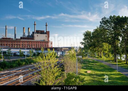 Banche Schuylkill Ricreazione percorso nel rivitalizzato area industriale con Veolia energia termica impianto, Philadelphia, Pennsylvania. Foto Stock