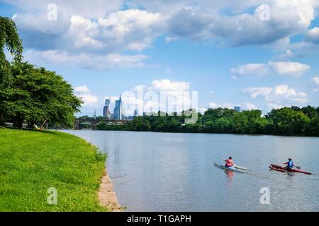 Amici kayak sul fiume Schuylkill in Fairmount Park con Skyline in background, Philadelphia, Pennsylvania. Foto Stock