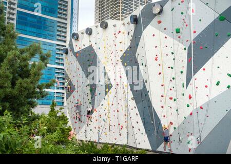 Parete di arrampicata a Maggie Daley Park, a 20 acri di parco pubblico per bambini adiacente al Millennium Park di Chicago, Illinois. Foto Stock