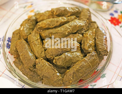 Riso avvolto in foglie di uva - tradizionale cibo greco chiamato dolmadakia - verde di foglie di vite con riso Foto Stock