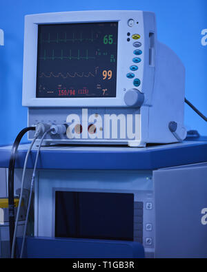 Un monitor di anestesia mostra in tempo reale i segni vitali per la costante sorveglianza del paziente durante un intervento chirurgico in un ospedale, fra i quali frequenza cardiaca, ritmo Foto Stock