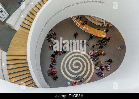 Guardando verso il basso dalla parte superiore della scala a chiocciola presso il Museo di Liverpool, Pierhead, Liverpool waterfront, Liverpool, in Inghilterra, Regno Unito. Foto Stock