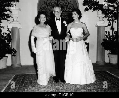 Rose Kennedy (sinistra) e suo marito finanziere americano Joseph Kennedy, con la loro figlia-in-legge, Jacqueline Kennedy, presso Everglades Club, Palm Beach, Florida. Jacqueline indossa un belted senza spalline abito. Marzo 1954 Riferimento File # 1003 712THA Foto Stock