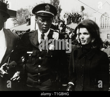 Accompagnati da un poliziotto di Atlanta, Jacqueline Kennedy arriva presso il servizio funebre per il dottor Martin Luther King Jr. alla Ebenezer Baptist Church, Atlanta, Georgia, (1968) Riferimento File # 1003 704THA Foto Stock