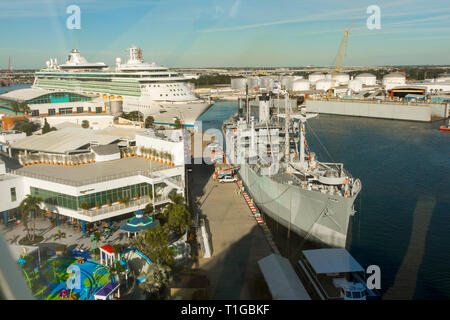 La vittoria di nave America LIberty è un museo liberty nave della II guerra mondiale lo sforzo e si siede in Tampa Florida porto e la nave da crociera docks Foto Stock
