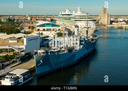 La vittoria di nave America LIberty è un museo liberty nave della II guerra mondiale lo sforzo e si siede in Tampa Florida porto e la nave da crociera docks Foto Stock