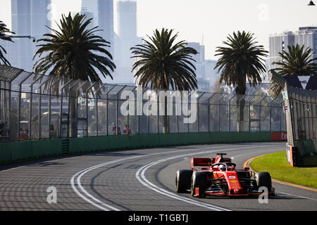 MELBOURNE, Australia - 17 Marzo: Sebastian Vettel della Scuderia Ferrari missione vagli rigidi nel 2019 Formula 1 Australian Grand Prix Foto Stock