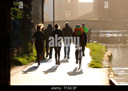 Il pendolarismo lungo il Leeds a Liverpool Canal Foto Stock