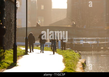 Il pendolarismo lungo il Leeds a Liverpool Canal Foto Stock