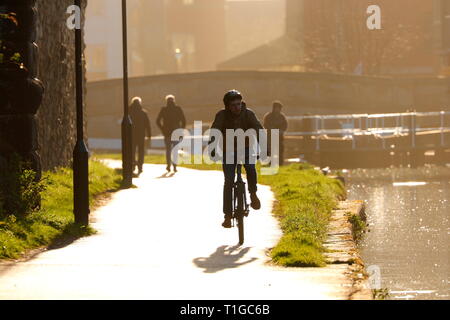 Il pendolarismo lungo il Leeds a Liverpool Canal Foto Stock