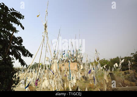 Bandiere votive-tumulo di sepoltura-area mazar di Imam Asim o mausoleo-deserto di Taklamakan. Hotan-Xingjiang-Cina-0067 Foto Stock
