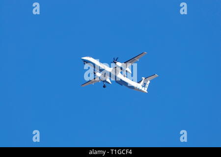 De Havilland Canada DHC-8 gestito da Flybe, che ha un approccio finale all'aeroporto internazionale di Leeds Bradford Foto Stock