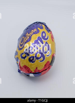 Singolo uovo creme Cadbury su sfondo bianco Foto Stock