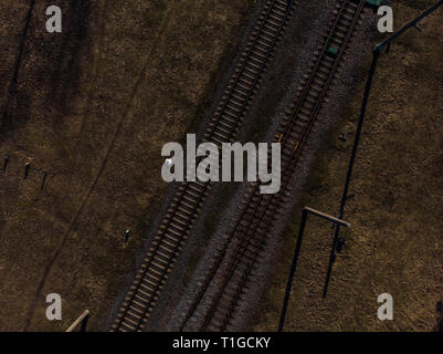 Top vista aerea di alcuni brani railraod -Texture shot isolato della linea ferroviaria Foto Stock