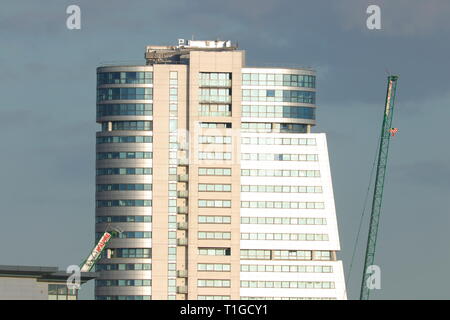 Bridgewater posto a Leeds, con il sole che riflette la sua superficie. Bridgewater Place è attualmente Leeds edificio più alto e stand 110m di altezza. Foto Stock